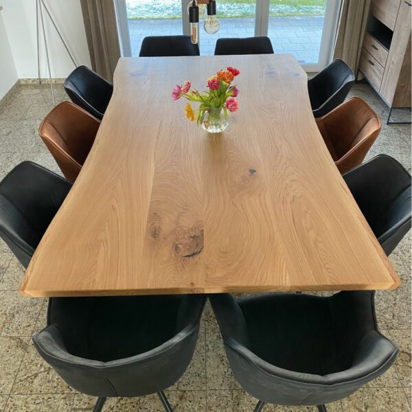 Table À Manger En Chêne Massif Sur Mesure, En Chêne, Avec Bord Naturel, Dans Une Salle À Manger