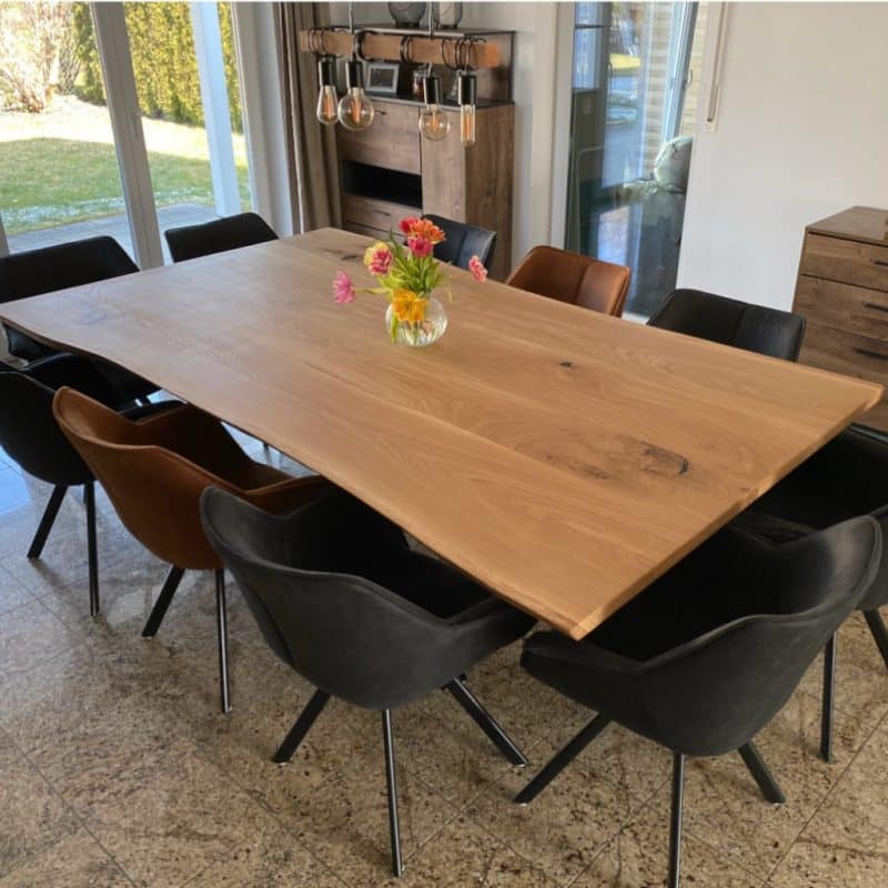 Table à manger en chêne massif sur mesure, en chêne, avec bord naturel, dans une salle à manger