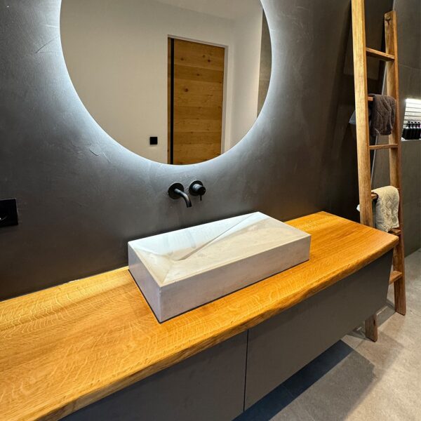 Plateau De Vasque En Bois Massif Sur Mesure, En Chêne, Dans Une Salle De Bains