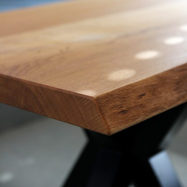 Table basse en bois massif sur mesure, en chêne, avec bord naturel, vue de détail