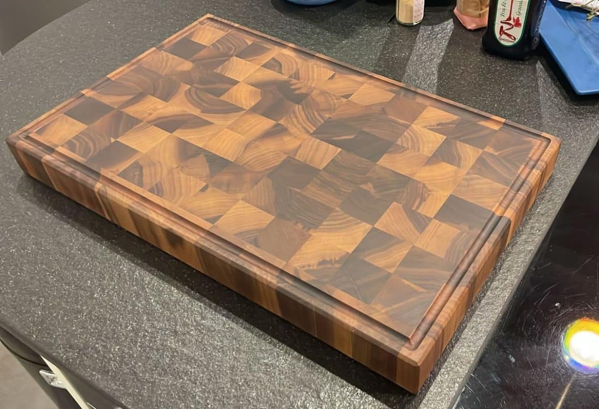 Stirnholz Schneidebrett Aus Nussbaum Mit Umlaufender Saftrille Auf Einer Grauen Arbeitsplatte