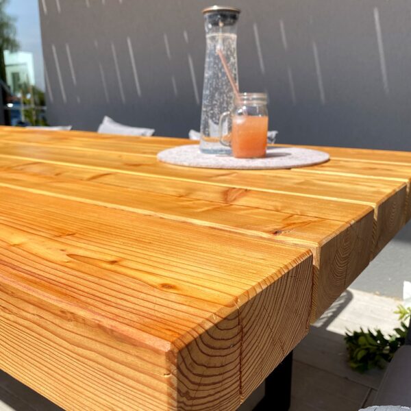 Table De Jardin En Poutres De Bois Sur Mesure, En Mélèze, Vue De Détail, En Extérieur