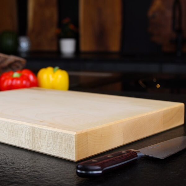 Planche à découper en érable – le modèle « Clair », en érable, vue de détail, dans une cuisine