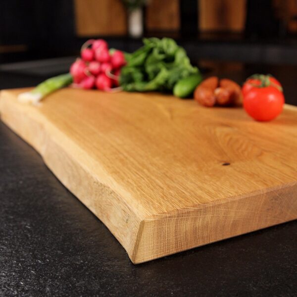 Planche Rustique À Découper Et À Servir En Chêne, Avec Bord Naturel, Vue De Détail