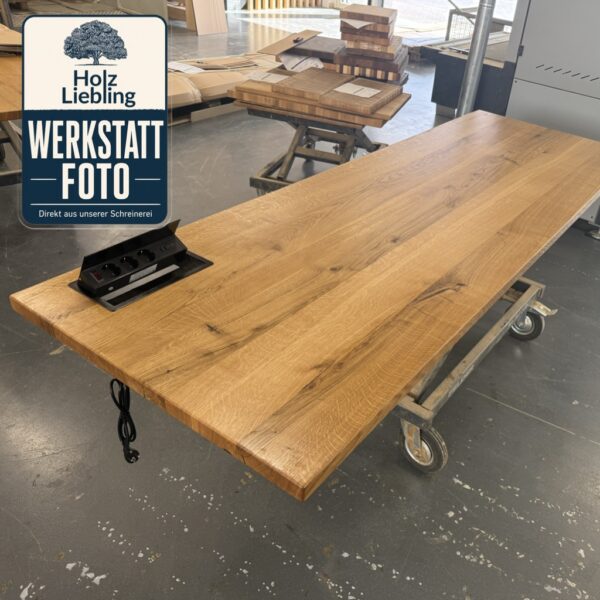 Bureau Assis-Debout En Bois Massif Sur Mesure, Photo De Fabrication Dans L’atelier, Avec Prise Intégrée, En Chêne