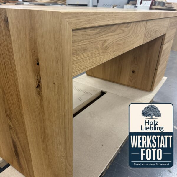 Bureau En Bois Massif Avec Tiroirs Sur Mesure, Photo De Fabrication Dans L’atelier