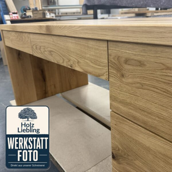 Bureau En Bois Massif Avec Tiroirs Sur Mesure, Photo De Fabrication Dans L’atelier, En Chêne, En Chêne Sauvage