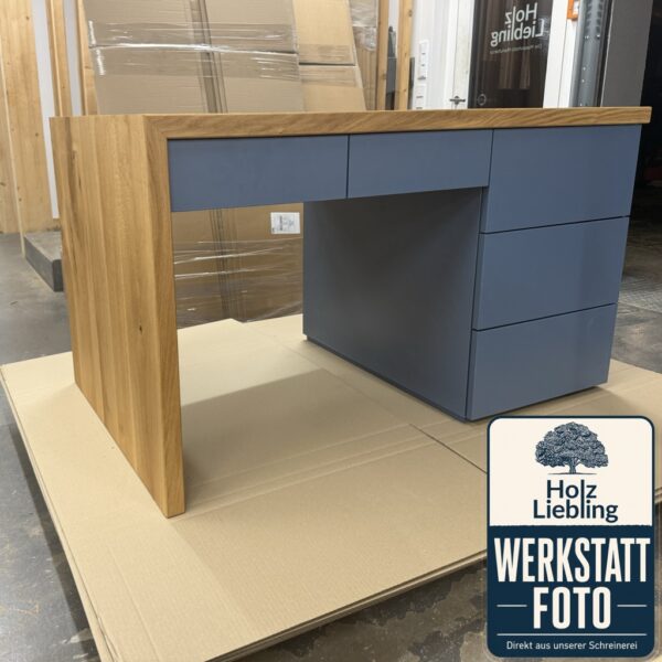 Bureau En Bois Massif Avec Tiroirs Sur Mesure, Photo De Fabrication Dans L’atelier