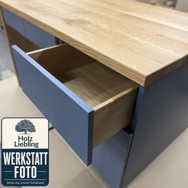 Bureau En Bois Massif Avec Tiroirs Sur Mesure, Photo De Fabrication Dans L’atelier