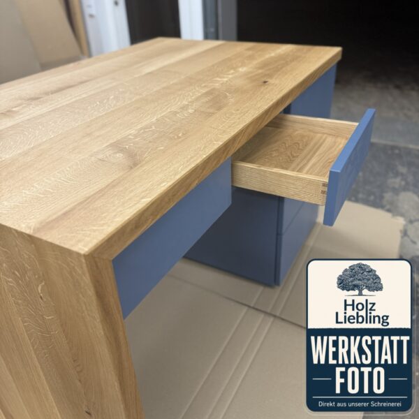 Bureau En Bois Massif Avec Tiroirs Sur Mesure, Photo De Fabrication Dans L’atelier